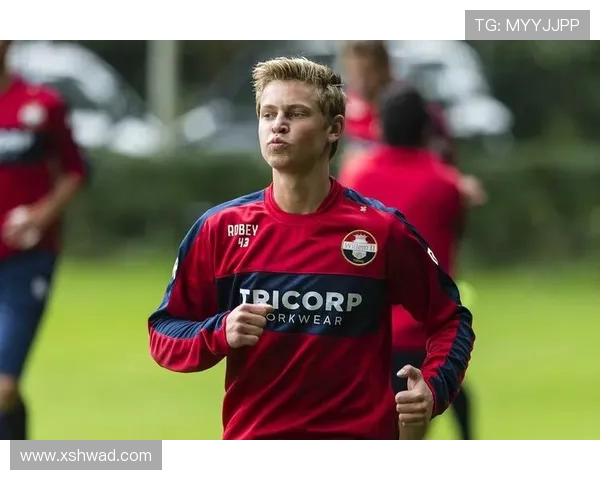 弗伦基·德容：从天才少年到世界级中场的成长之路与辉煌成就